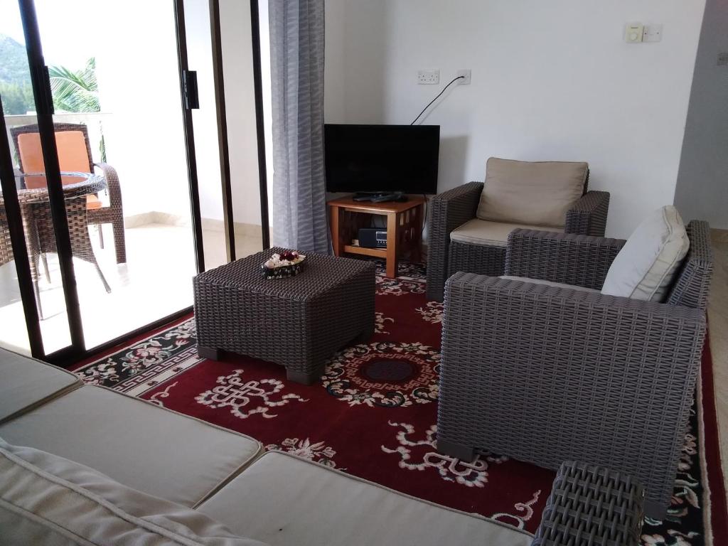 Uma televisão e/ou sistema de entretenimento em Belle Rose Vue guest house