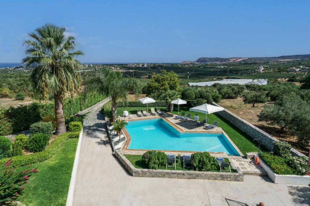- une vue sur la piscine bordée de palmiers dans l'établissement Villa Anna with Private Pool, Play area & BBQ, 5km from the Beach, à Astérion