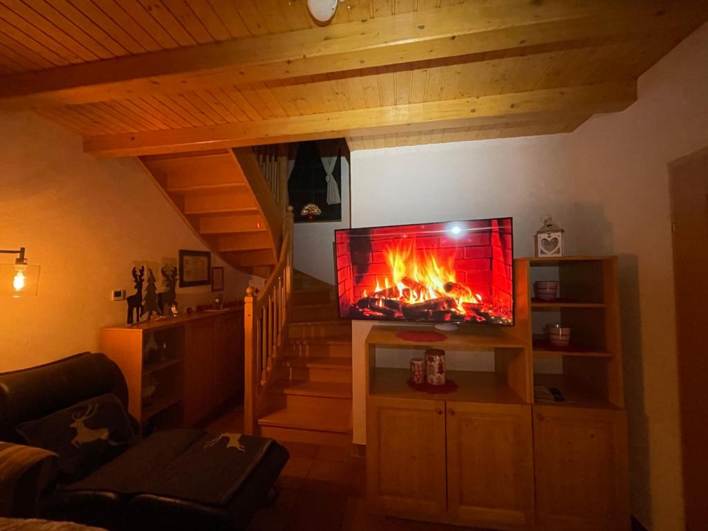 TV a/nebo společenská místnost v ubytování Chalet ANRA Pohorje