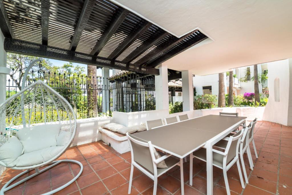 Balkón alebo terasa v ubytovaní BRIGHT NEW APARTMENT IN PUENTE ROMANO