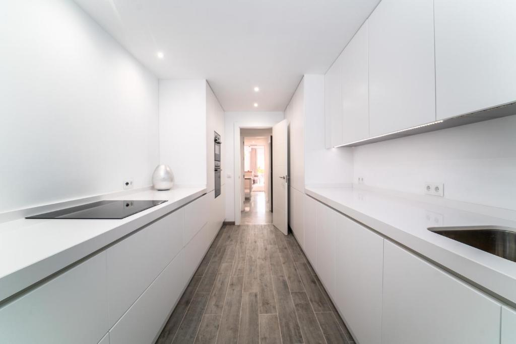 Kuchyňa alebo kuchynka v ubytovaní BRIGHT NEW APARTMENT IN PUENTE ROMANO