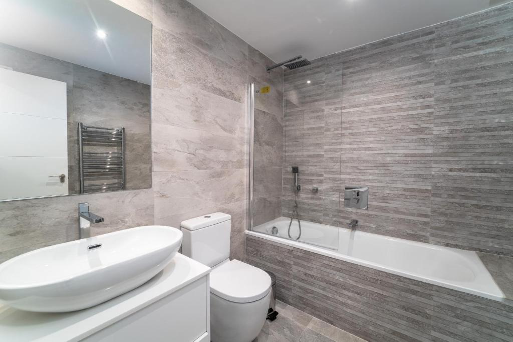 Kúpeľňa v ubytovaní BRIGHT NEW APARTMENT IN PUENTE ROMANO