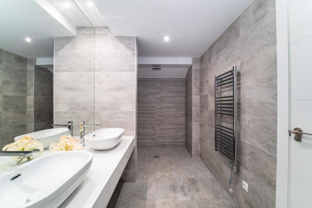 Kúpeľňa v ubytovaní BRIGHT NEW APARTMENT IN PUENTE ROMANO