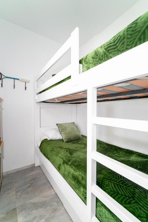 Posteľ alebo postele v izbe v ubytovaní BRIGHT NEW APARTMENT IN PUENTE ROMANO