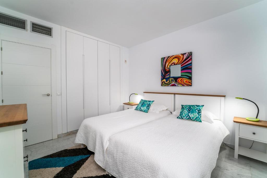 Posteľ alebo postele v izbe v ubytovaní BRIGHT NEW APARTMENT IN PUENTE ROMANO