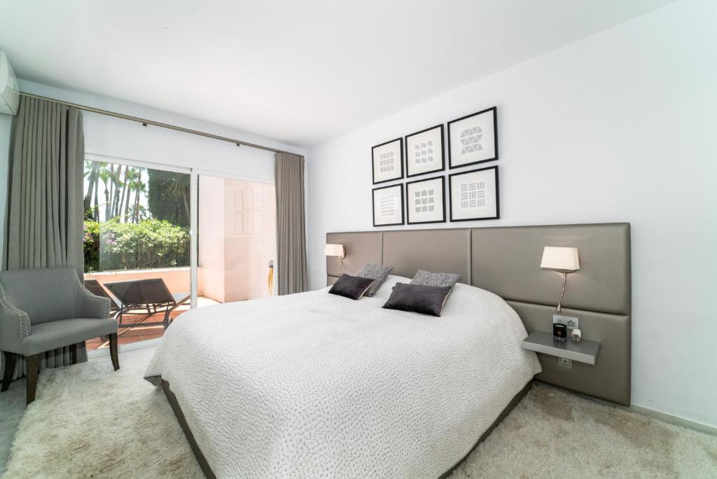 Posteľ alebo postele v izbe v ubytovaní BRIGHT NEW APARTMENT IN PUENTE ROMANO