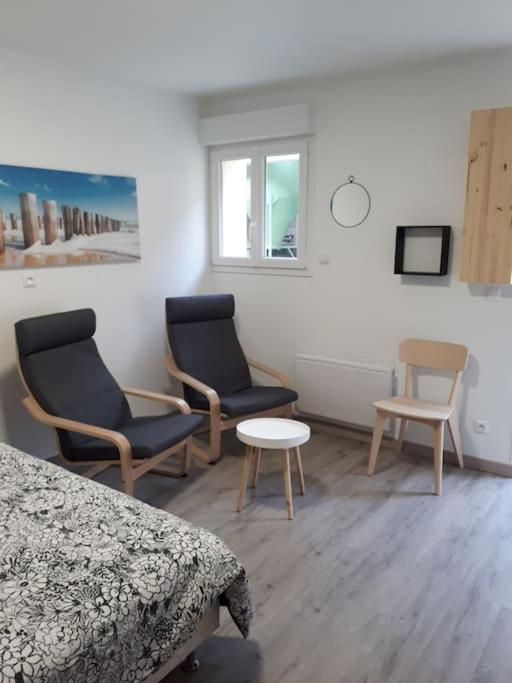 1 dormitorio con 2 sillas, mesa y ventana en Studio refait à neuf., en Mers-les-Bains