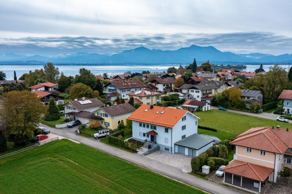 eine Luftansicht einer Kleinstadt mit Häusern in der Unterkunft FeWo Am Stocket in Gstadt am Chiemsee