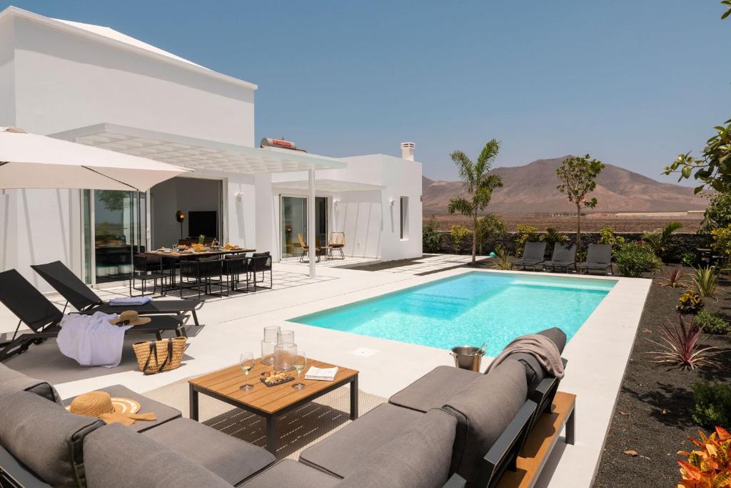 Cette villa dispose d'une piscine et d'une terrasse. dans l'établissement SUNRISE by Buenavilla, à Playa Blanca