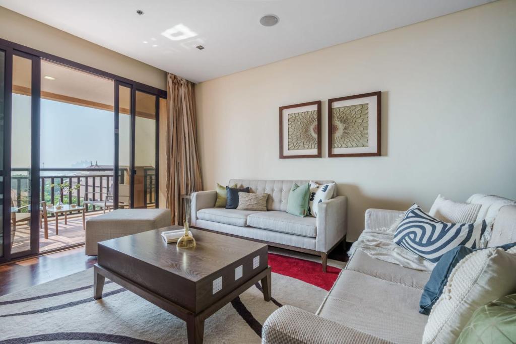 un soggiorno con divano e tavolino da caffè di GuestReady - Slice of Luxury in Palm Jumeirah a Dubai