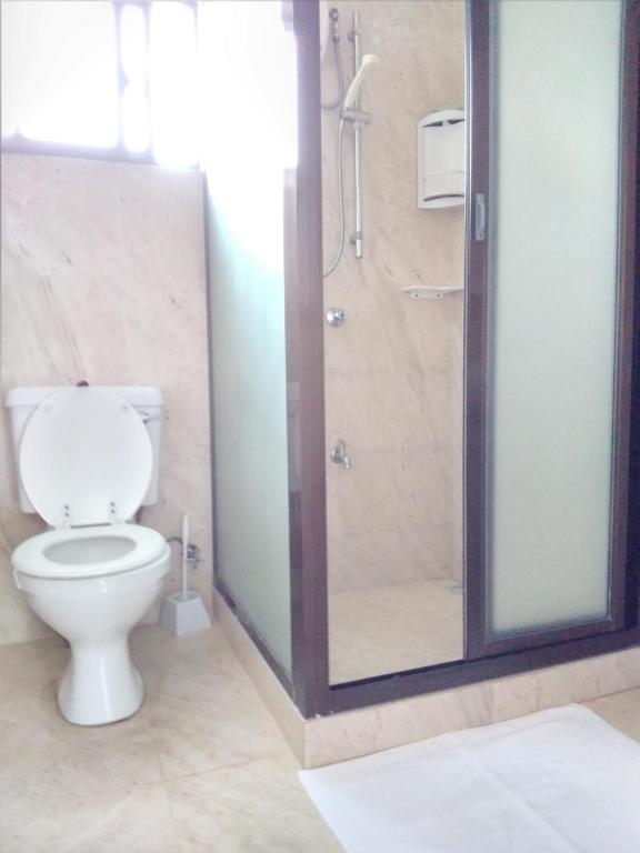 Uma casa de banho em Belle Rose Vue guest house