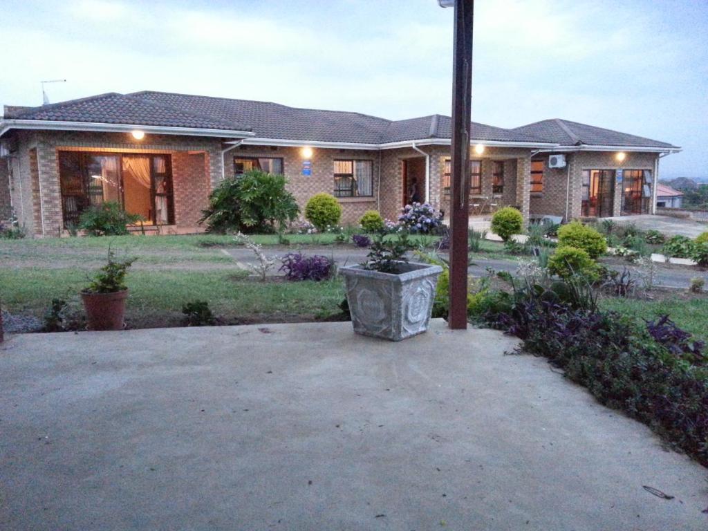 ein Haus mit einer Stange davor in der Unterkunft Ekhaya Lodge in Pietermaritzburg