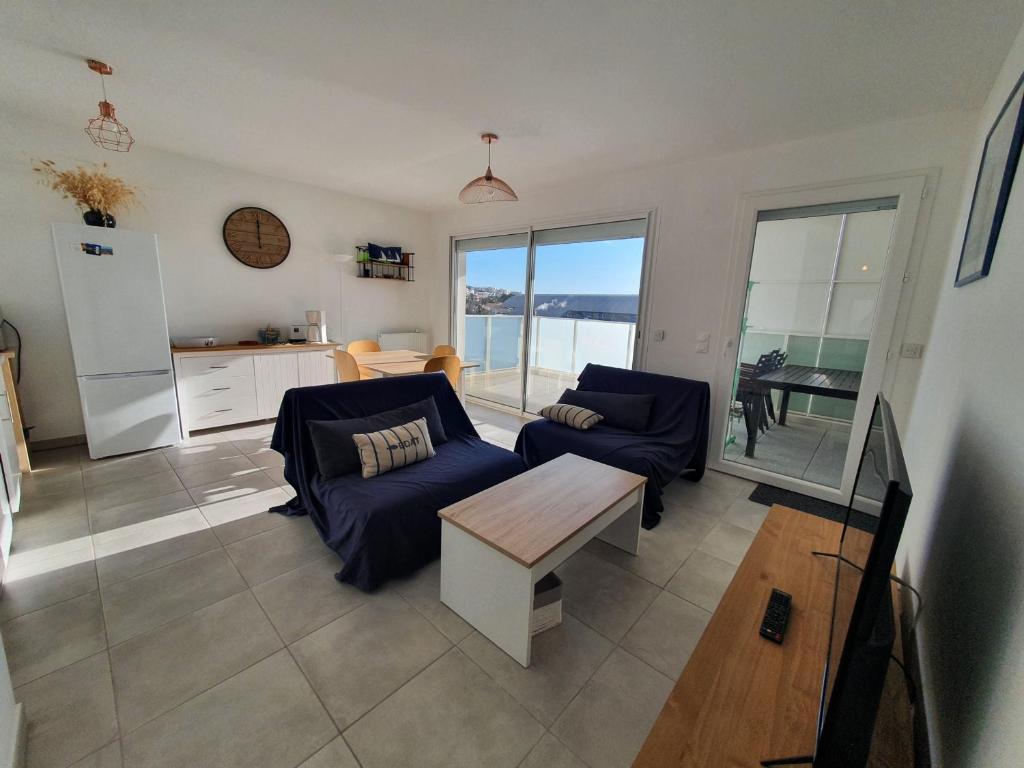 un salon avec deux canapés et une table dans l'établissement Élégant T3 avec terrasse, parking et proche plages à Sète - 3 étoiles - FR-1-338-381, à Sète