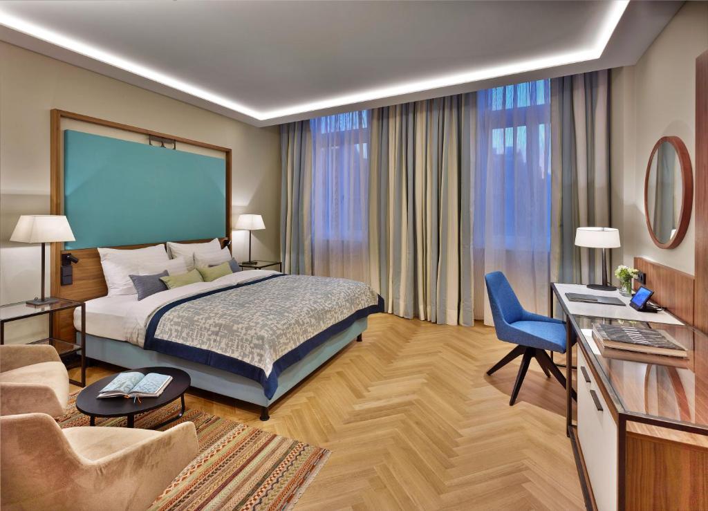 Postel nebo postele na pokoji v ubytování EST Grand Hotel Savoy