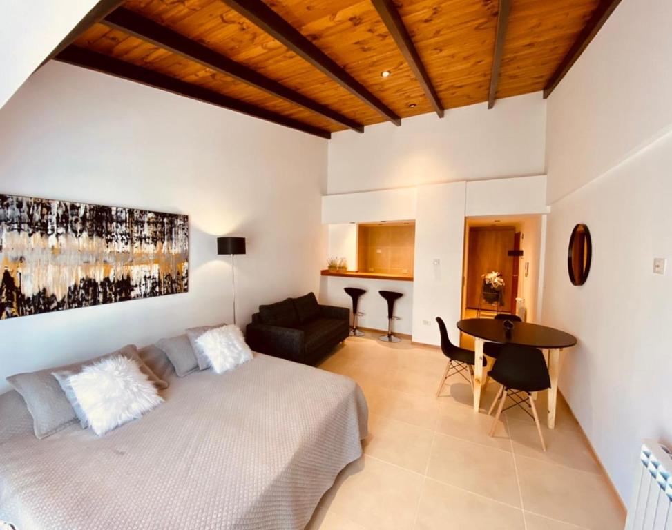 una camera con letto e tavolo di Tucuman Suite Bariloche a San Carlos de Bariloche