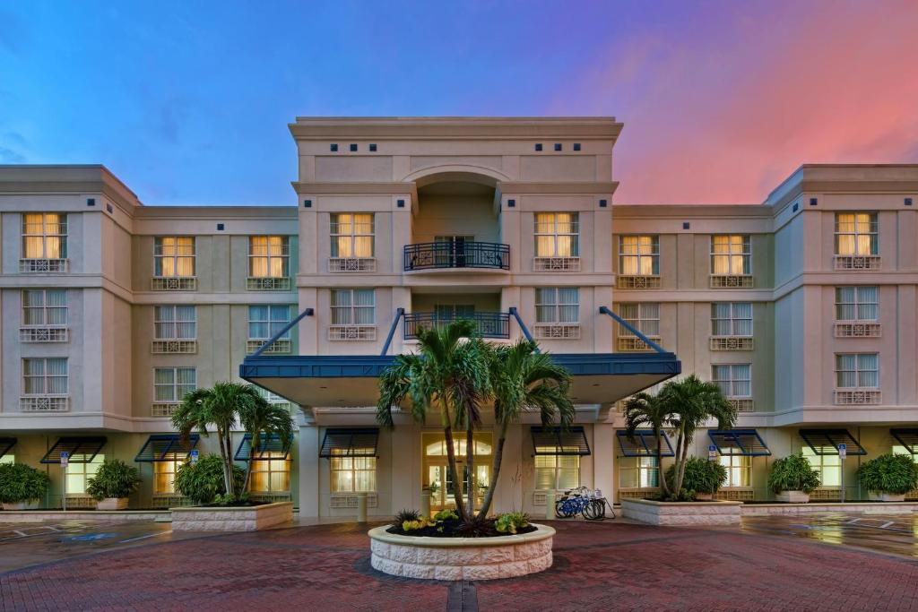 duży budynek z palmami przed nim w obiekcie voco Sarasota, an IHG Hotel w mieście Sarasota