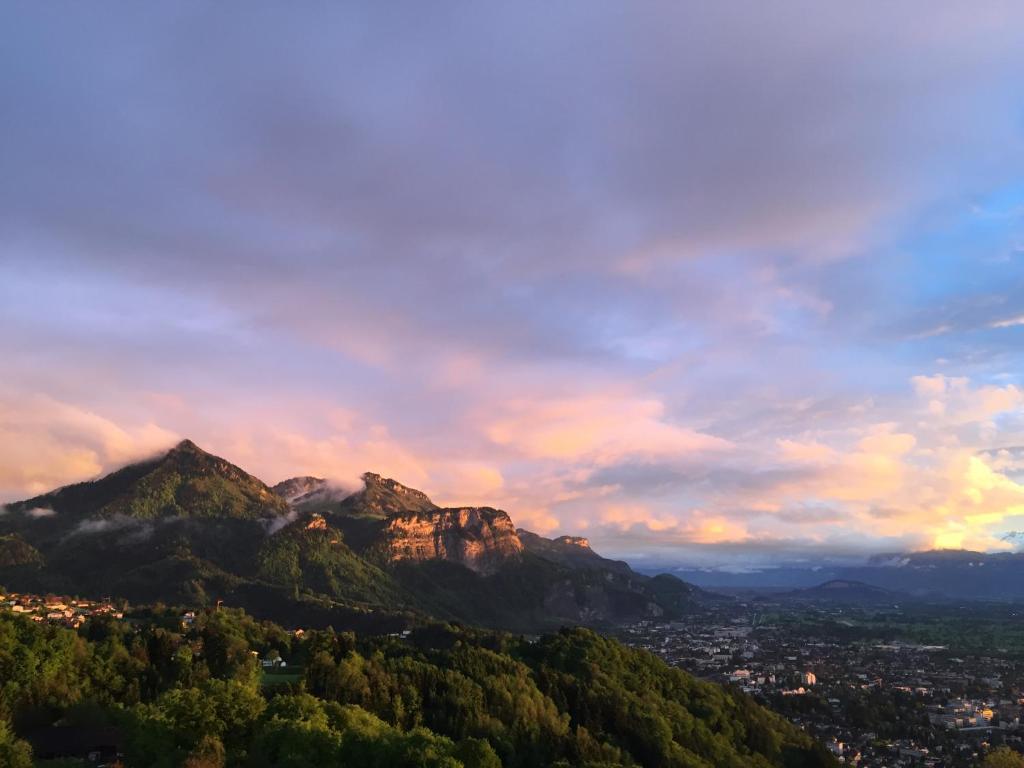 - une vue sur la montagne de la table au coucher du soleil dans la ville du Cap dans l&#39;établissement Hotel Dreiländerblick Dornbirn, à Dornbirn