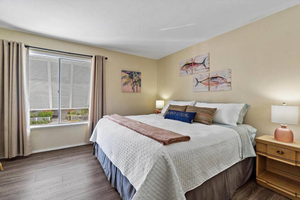 Sea Escape - Condo with Pool Hot Tub Plus Private Community Beach - One-Bedroom Apartment