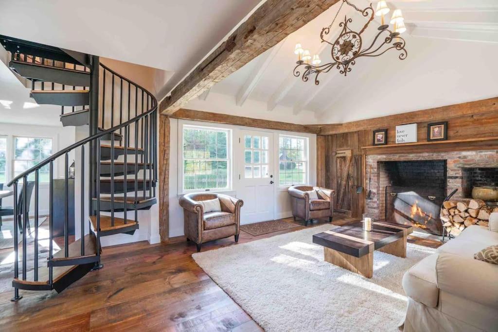 The Villa Industrial Farmhouse with Hot Tub, Dover (updated prices 2024)