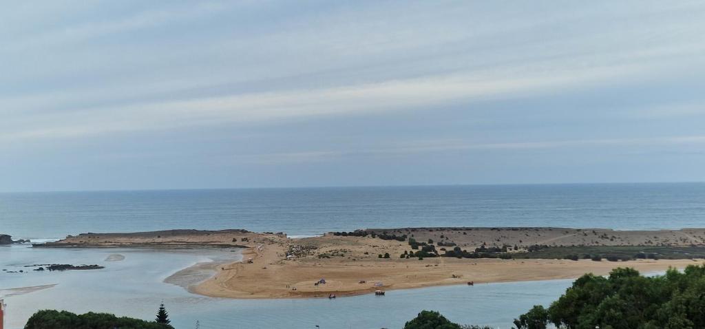 un'isola in mezzo a un corpo d'acqua di Dar Assalam 1 a Oualidia