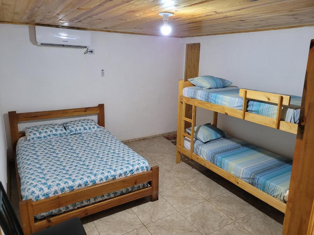 een slaapkamer met 2 stapelbedden in een kamer bij Doña Isabel in Puerto Iguazú