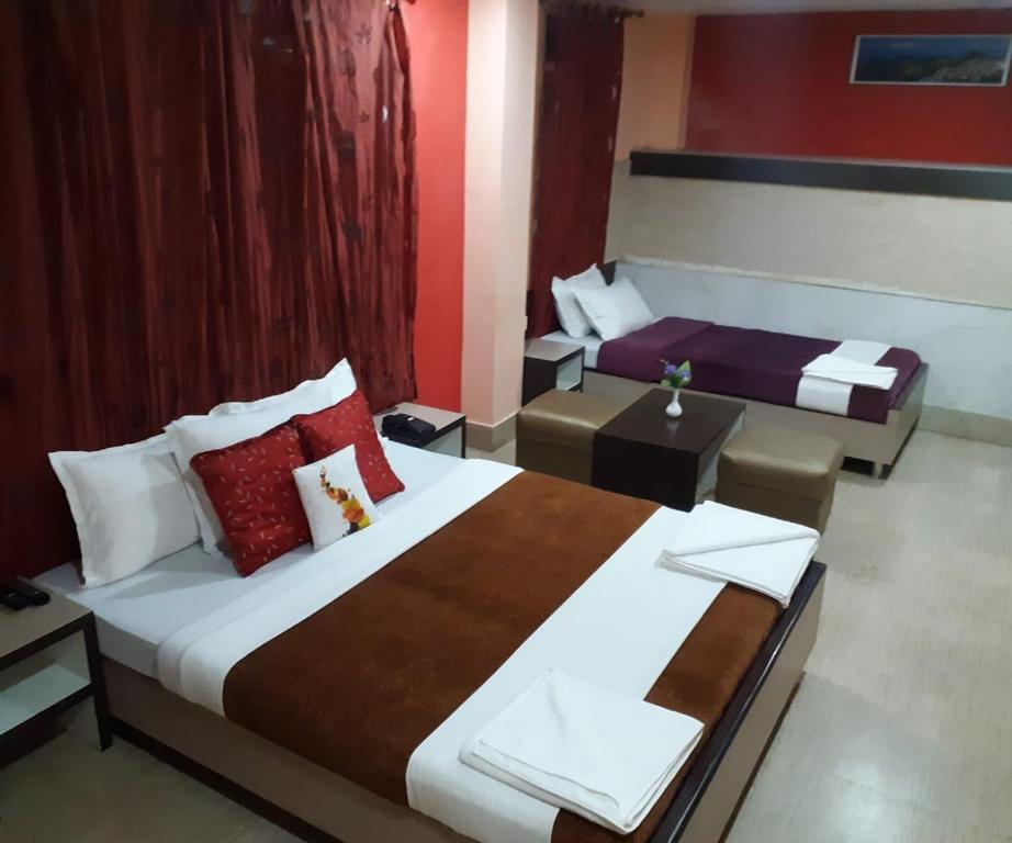 Habitación de hotel con 2 camas y mesa en Hotel La Casa, en Namchi