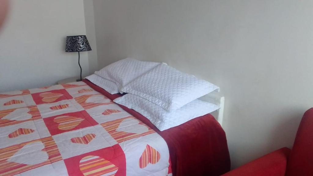 - une chambre avec un lit doté d'une couette et d'oreillers dans l'établissement Apartamento 101 Centro Consolaçao, à São Paulo