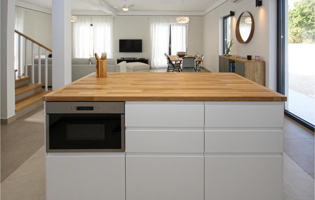 TV a/nebo společenská místnost v ubytování 3 Bedroom Stunning Home In Barbariga
