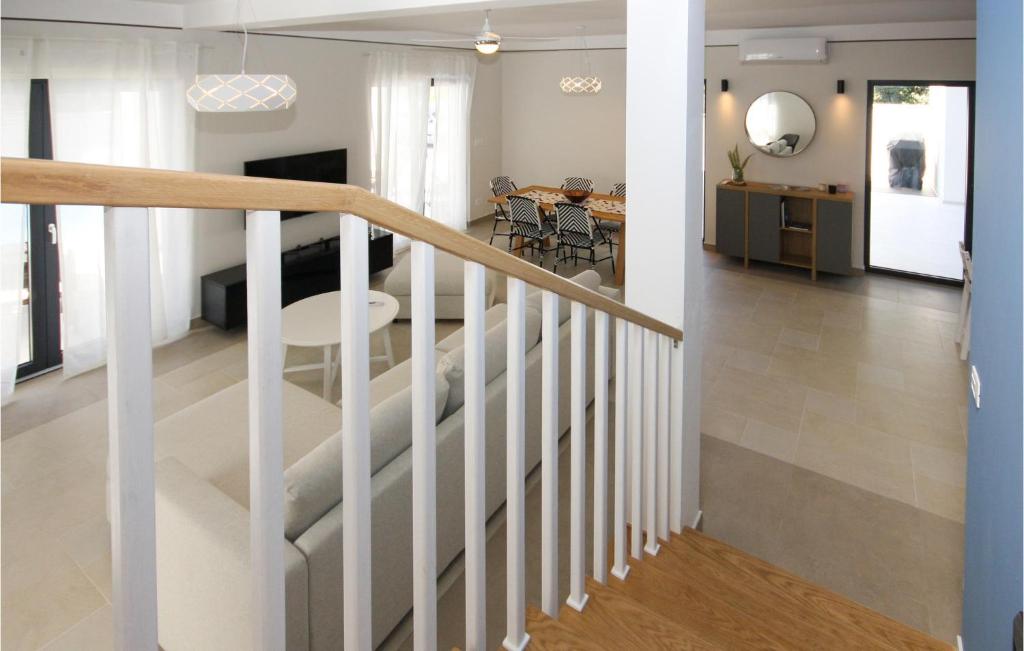 Kuchyň nebo kuchyňský kout v ubytování 3 Bedroom Stunning Home In Barbariga