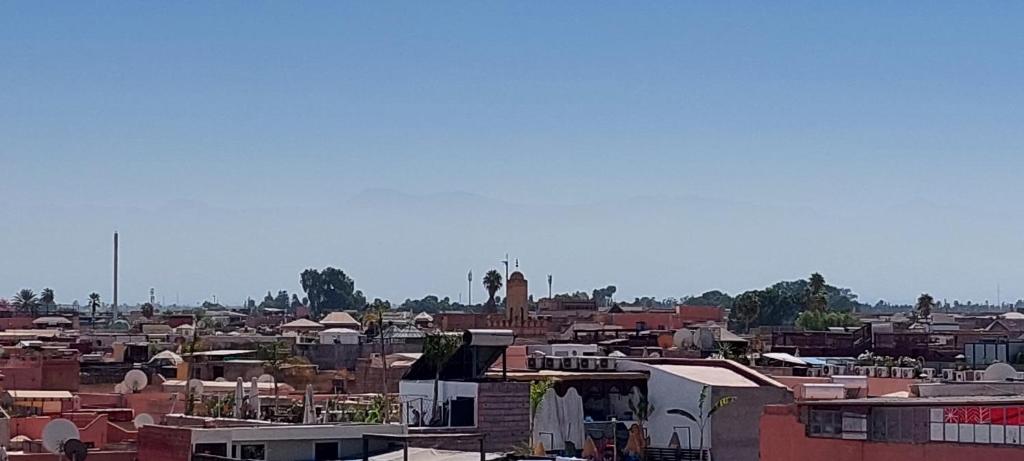 Nespecifikovaný výhled na destinaci Marakéš nebo výhled na město při pohledu z riadu