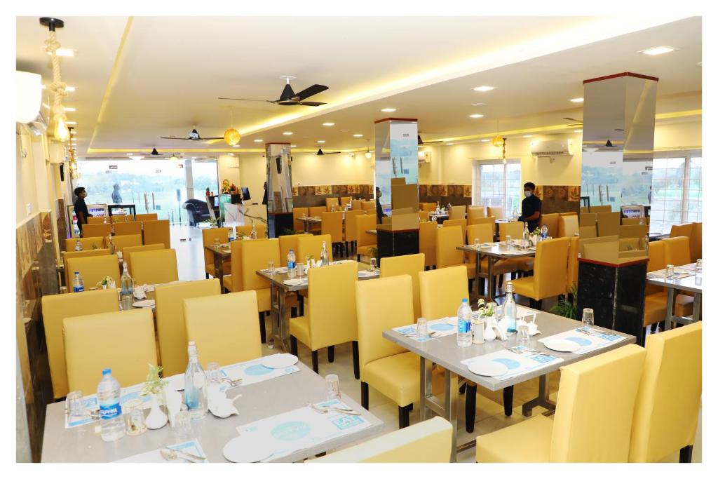 Restaurace v ubytování Clarks Inn Express ,Sirkazhi