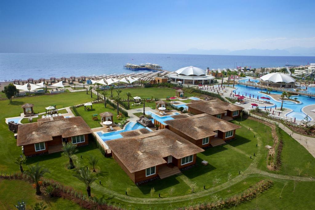 Bazén v ubytování Kaya Palazzo Golf Resort nebo v jeho okolí