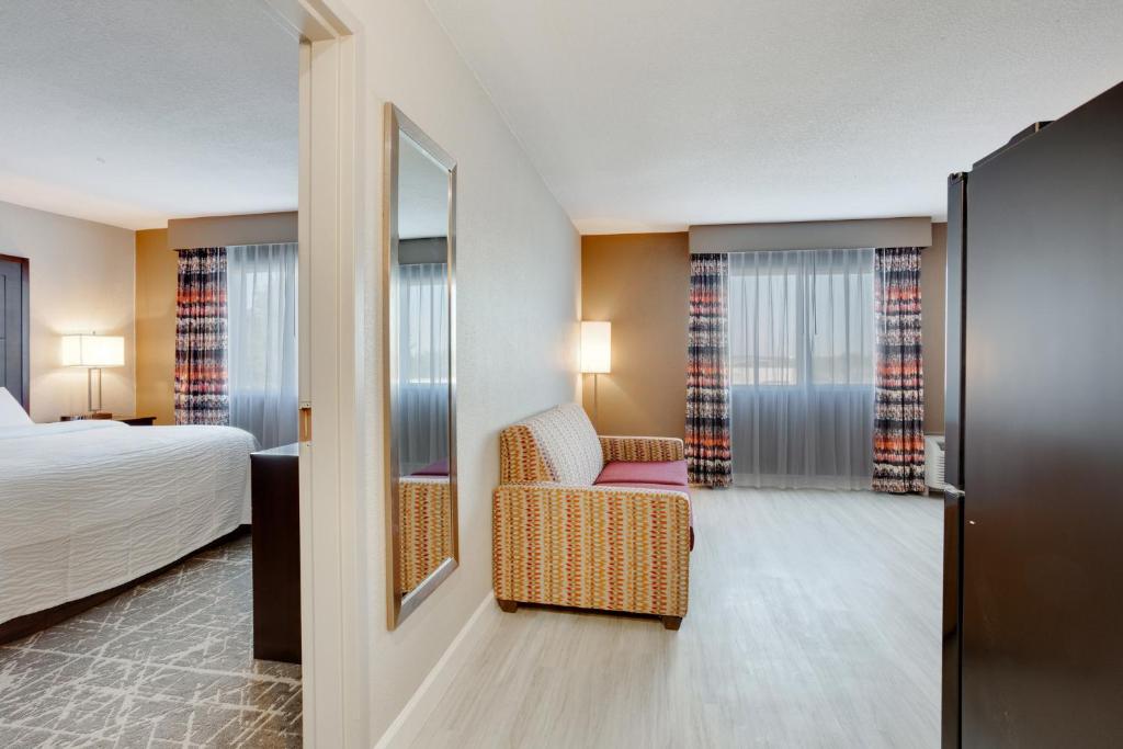 Orangewood Inn & Suites Kansas City Airportにあるベッド