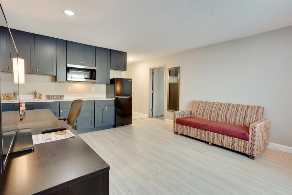 Orangewood Inn & Suites Kansas City Airportにあるキッチンまたは簡易キッチン