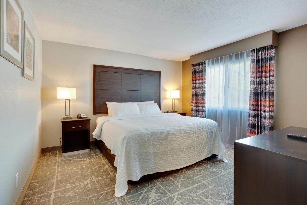 Orangewood Inn & Suites Kansas City Airportにあるベッド