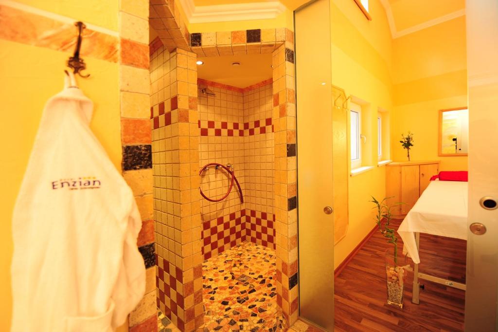 Koupelna v ubytování Hotel Enzian Paznaun