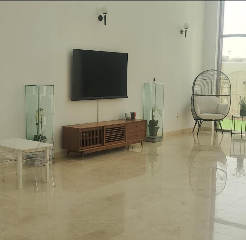 TV a/nebo společenská místnost v ubytování Luxury villa near to burj khalifa