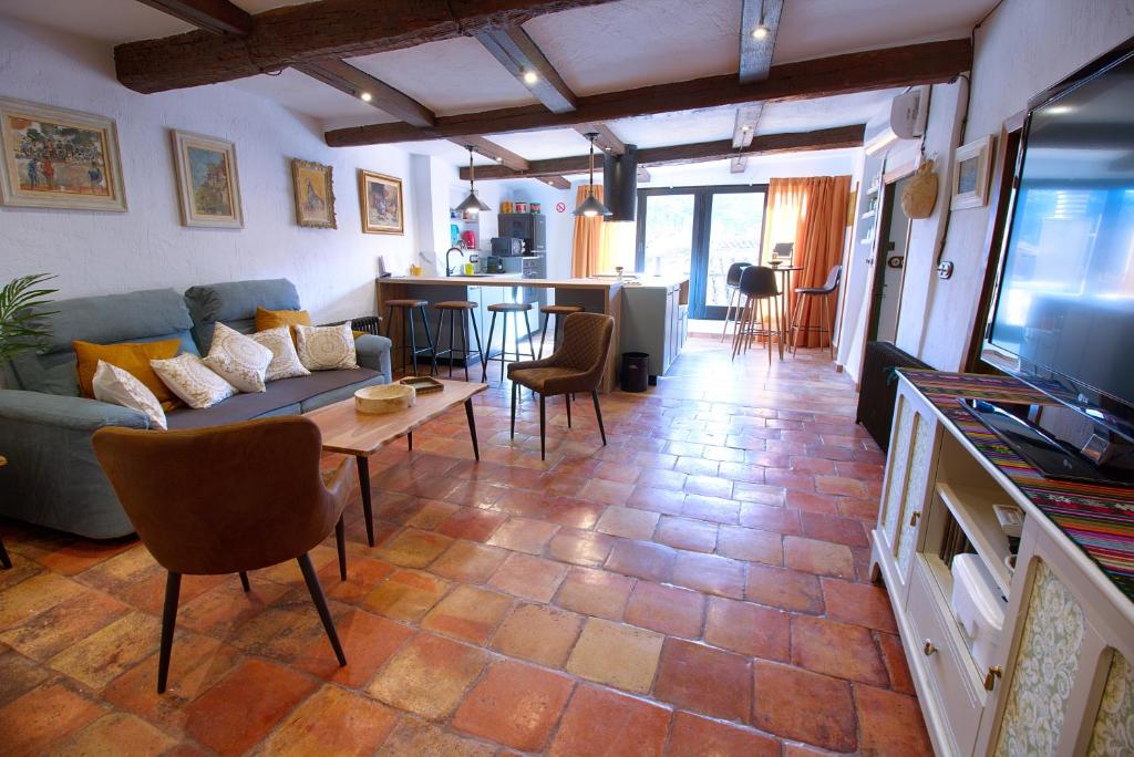 TV a/nebo společenská místnost v ubytování Cuencaloft La Casa Del Pintor