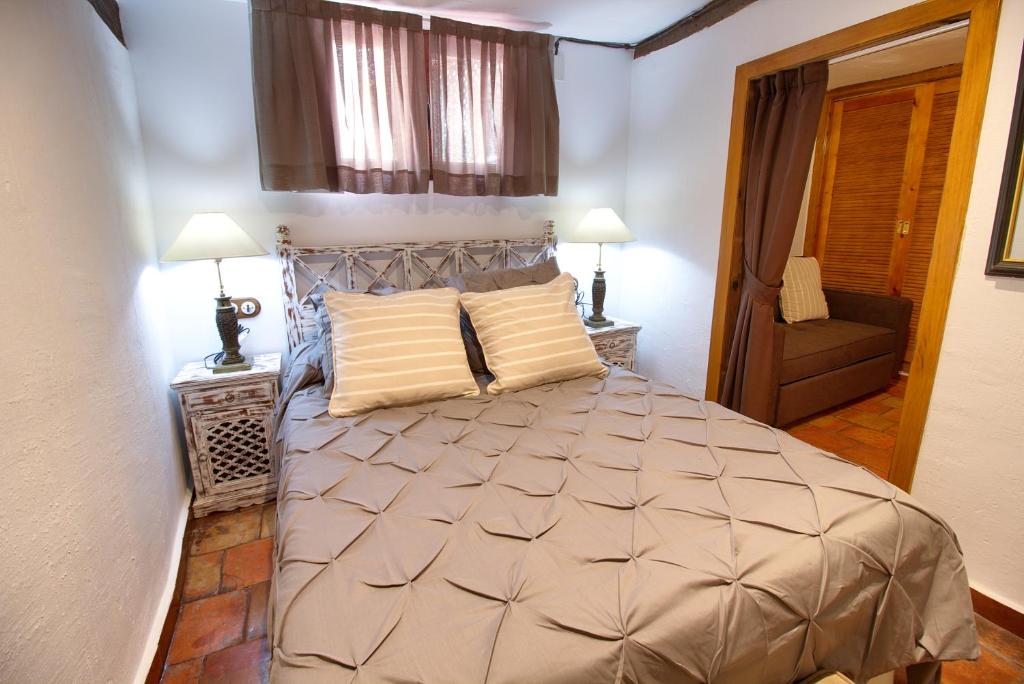 Postel nebo postele na pokoji v ubytování Cuencaloft La Casa Del Pintor