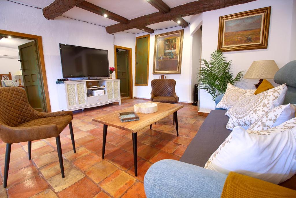 TV a/nebo společenská místnost v ubytování Cuencaloft La Casa Del Pintor