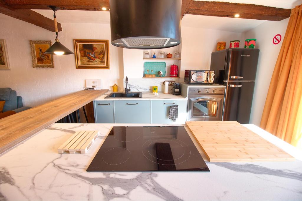 Kuchyň nebo kuchyňský kout v ubytování Cuencaloft La Casa Del Pintor