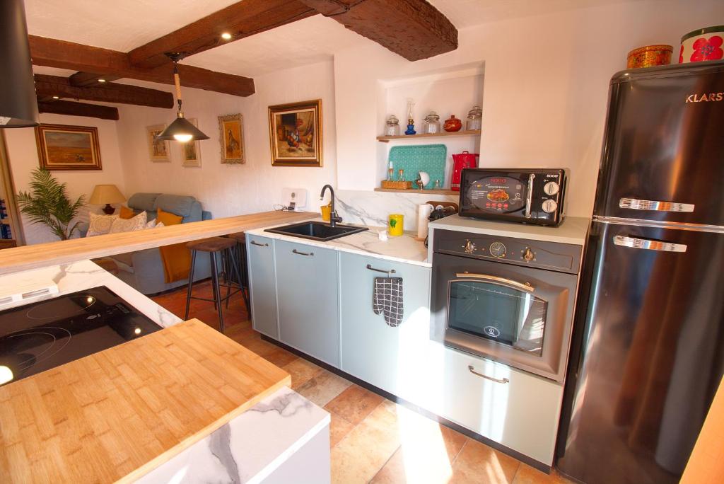 Kuchyň nebo kuchyňský kout v ubytování Cuencaloft La Casa Del Pintor