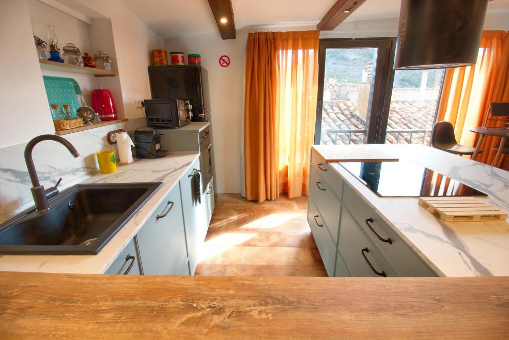 Kuchyň nebo kuchyňský kout v ubytování Cuencaloft La Casa Del Pintor