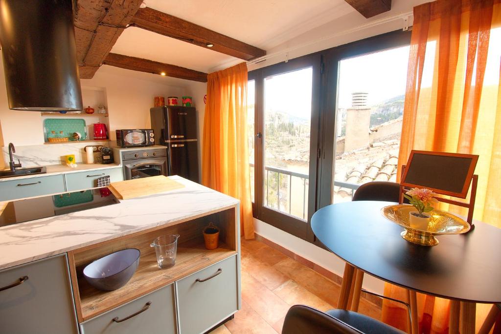 Kuchyň nebo kuchyňský kout v ubytování Cuencaloft La Casa Del Pintor