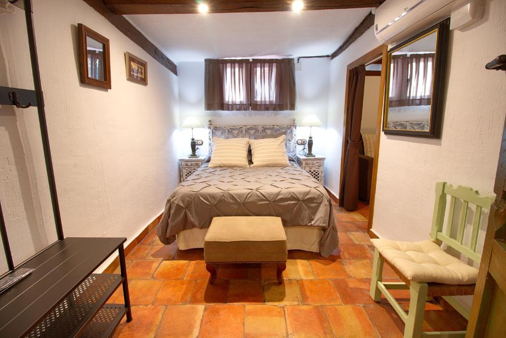 Postel nebo postele na pokoji v ubytování Cuencaloft La Casa Del Pintor