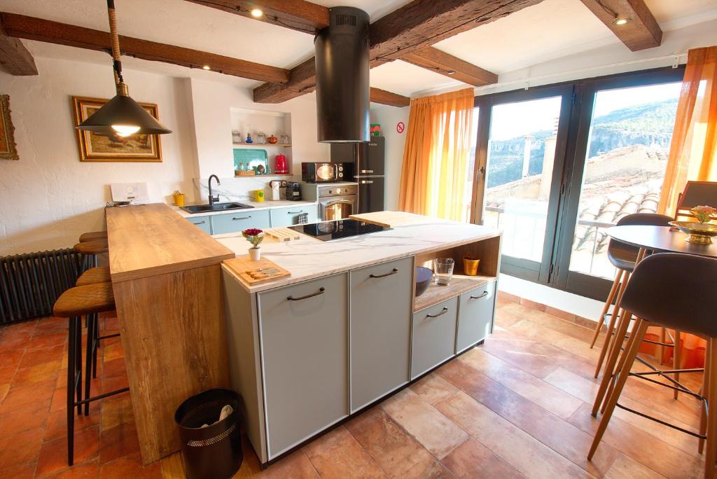 Kuchyň nebo kuchyňský kout v ubytování Cuencaloft La Casa Del Pintor
