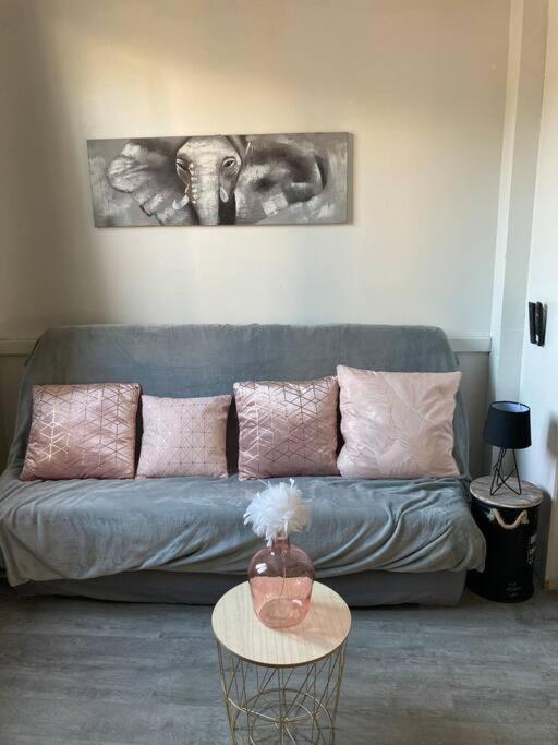 un salon avec un canapé vert et une table dans l'établissement Très joli studio moderne en plein cœur d’Avignon, à Avignon