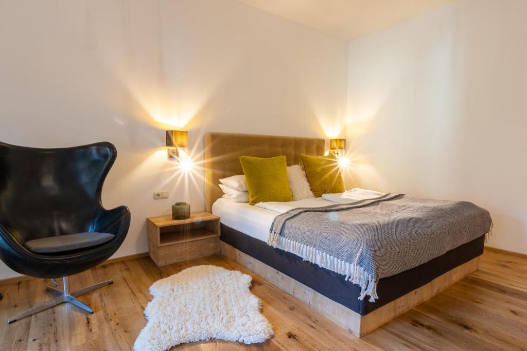 Schlafzimmer mit einem Bett, einem Schreibtisch und einem Stuhl in der Unterkunft Monte Vita Tirol - Apartments in Biberwier