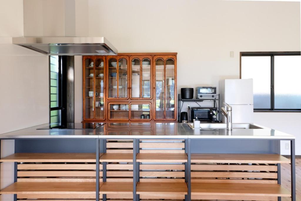 een keuken met een roestvrijstalen aanrecht en houten kasten bij Private inn Mei Vacation Rental MEI - Vacation STAY 57858v in Ino