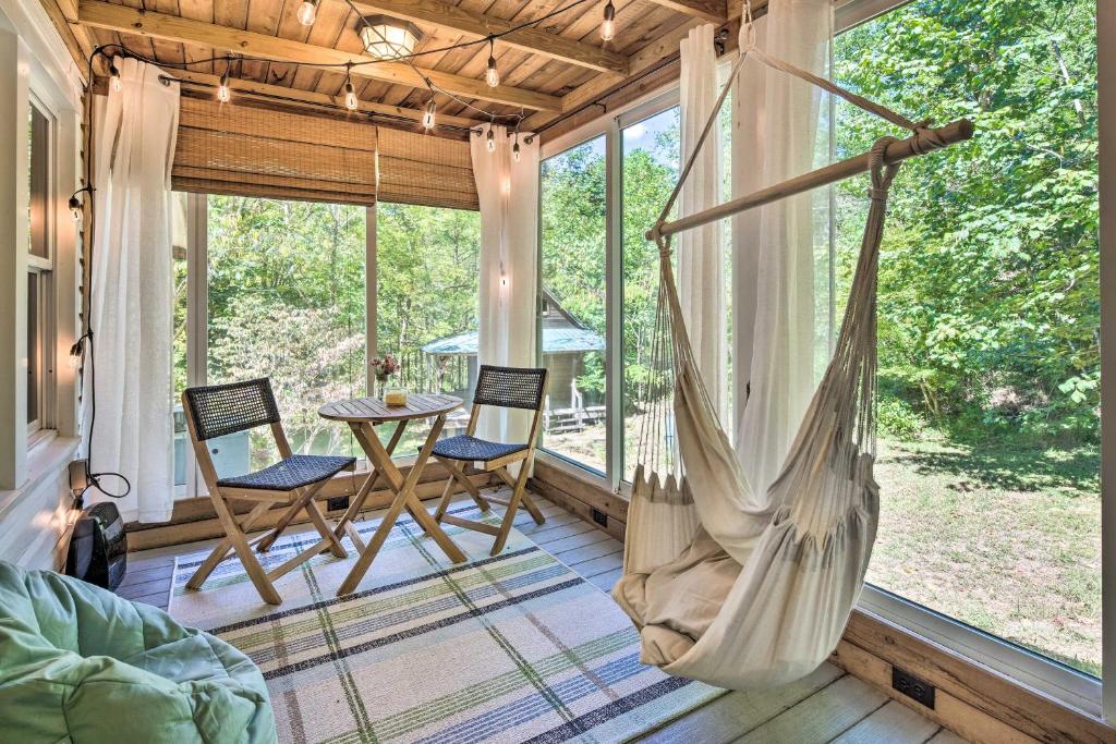 Whimsical Bat Cave Cottage with Fire Pit!, Hendersonville – Updated 2023  Prices